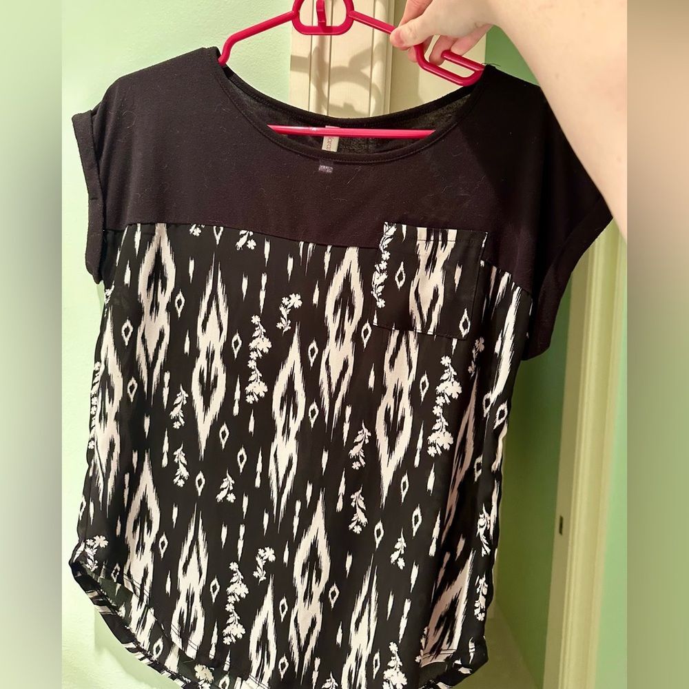 🌸Spring Sale!🌸 Xhilaration Black and White Geometric Women's Top